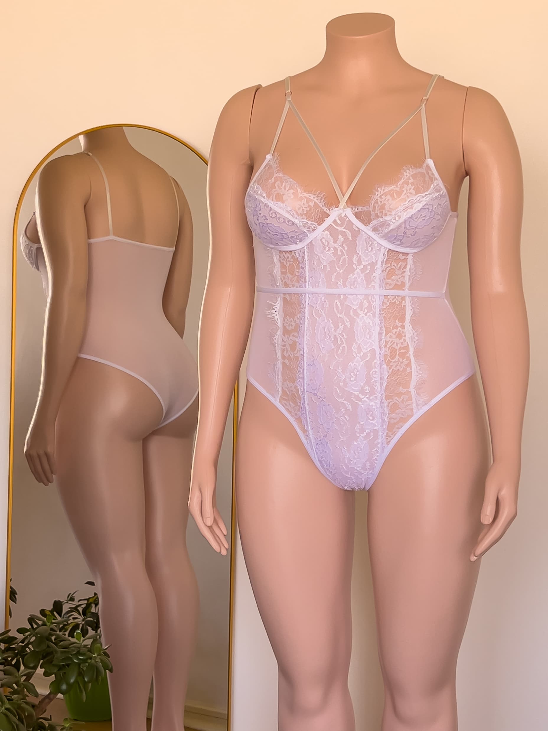 Body Anastasia blanco de encaje, lencería premium ALEHVIDA Chile