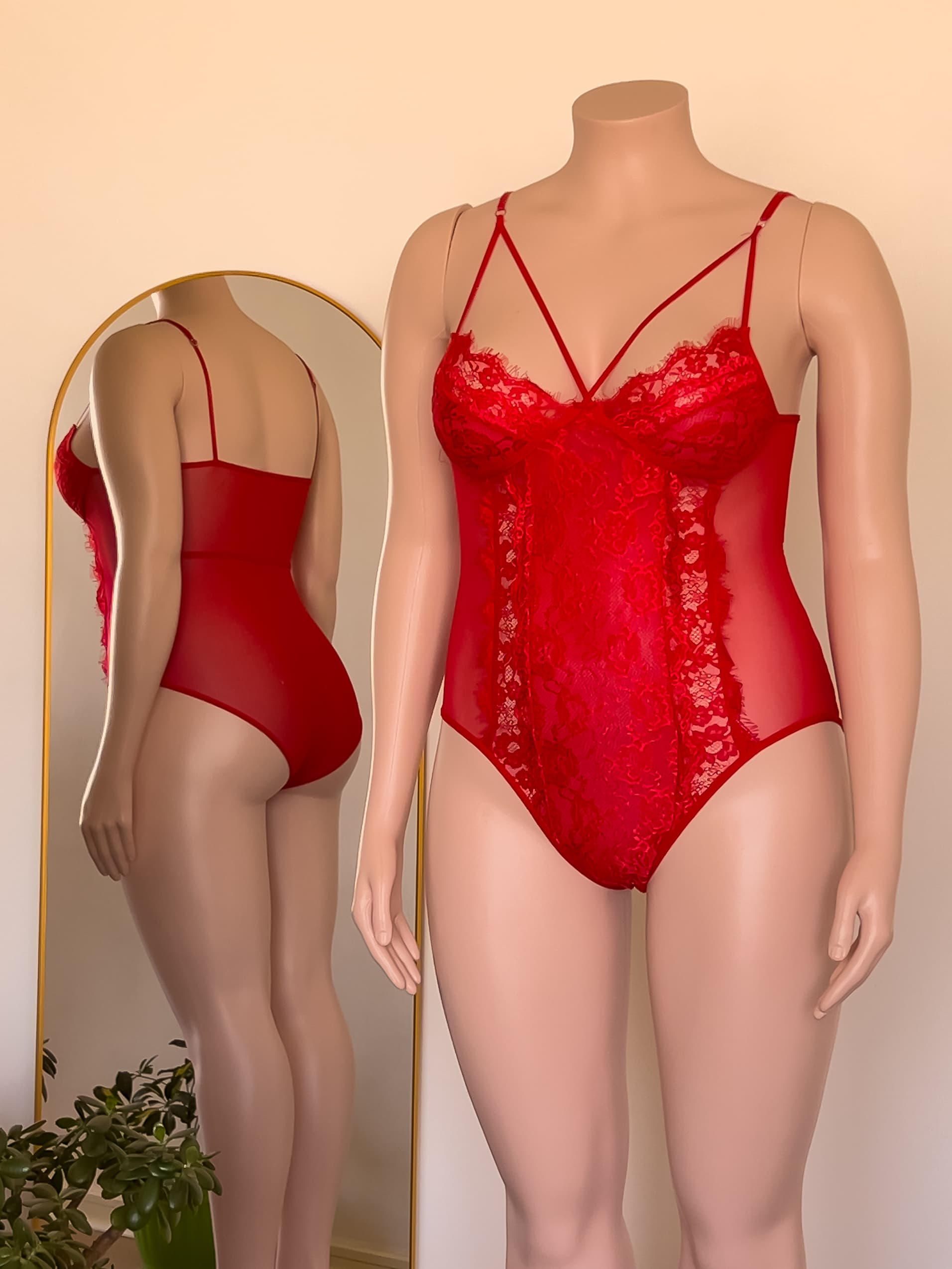 Body Anastasia rojo de encaje, lencería premium ALEHVIDA Chile