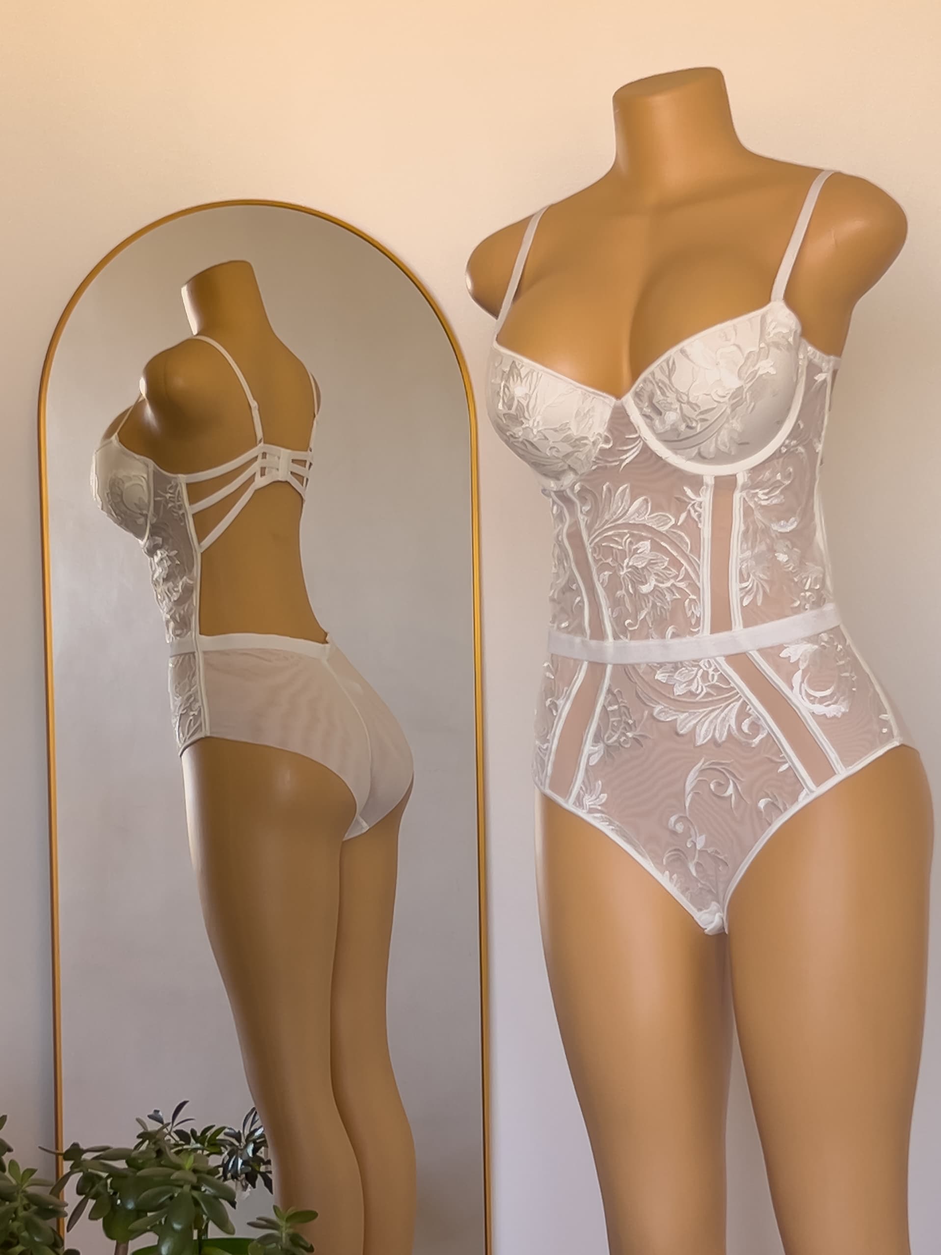 Body Antonella blanco de encaje, lencería premium ALEHVIDA Chile