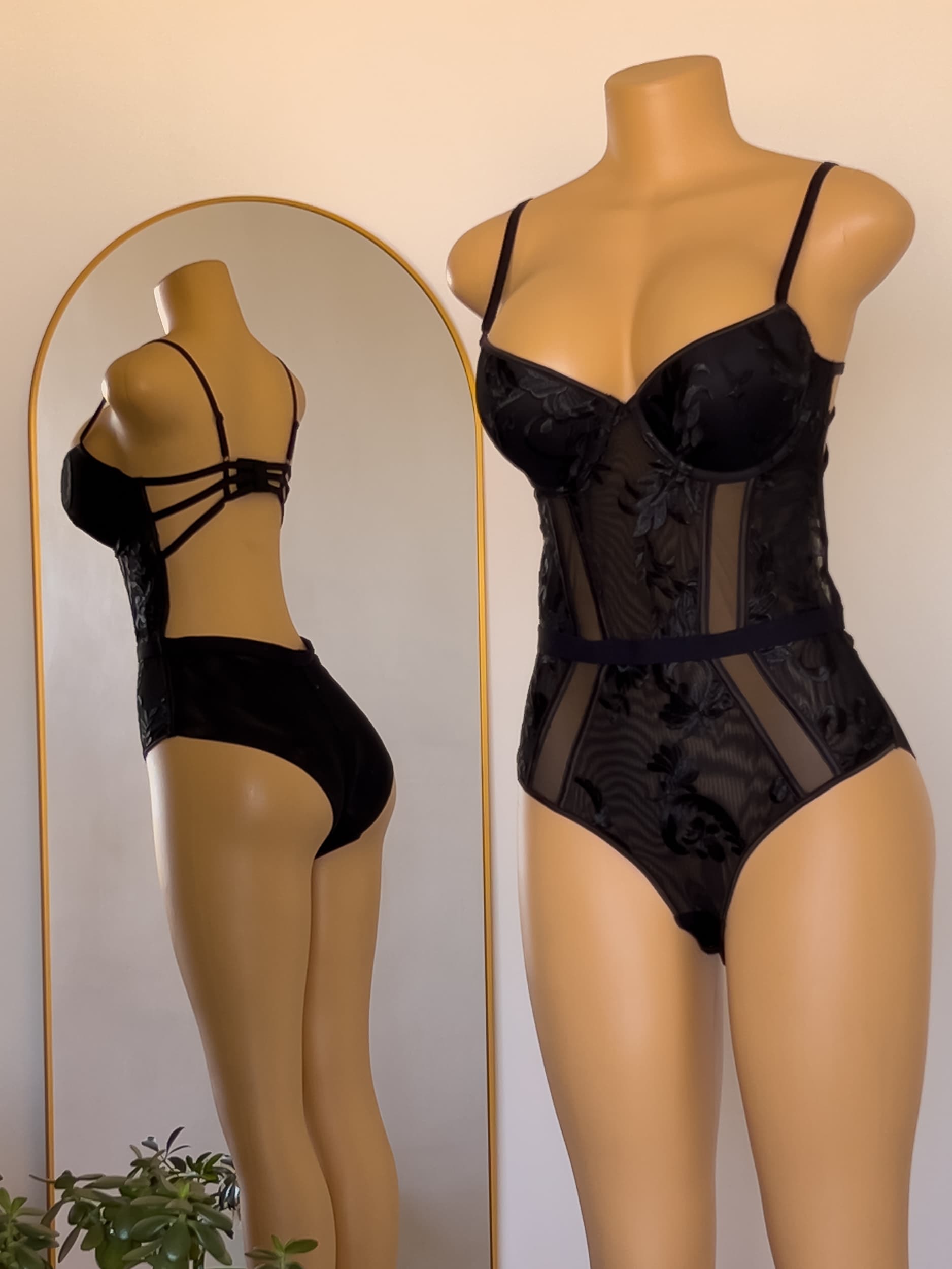 Body Antonella negro de encaje, lencería premium ALEHVIDA Chile