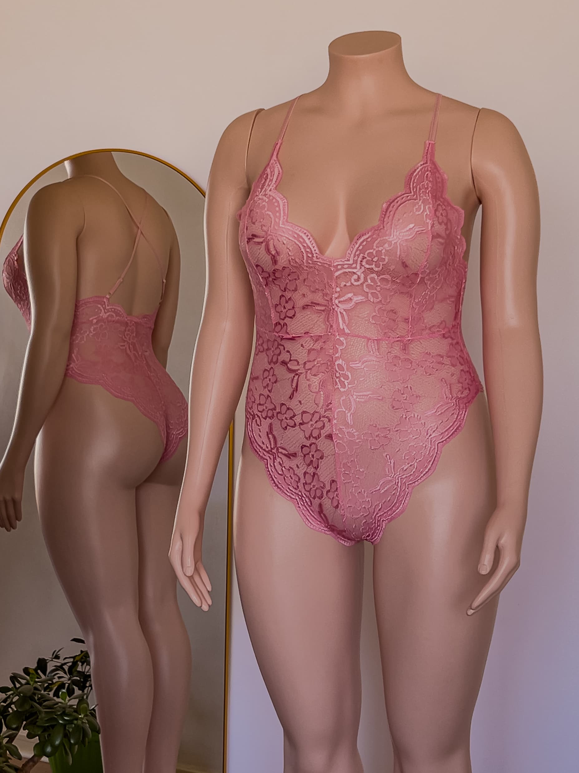 Body Eva rosado de encaje, lencería premium ALEHVIDA Chile